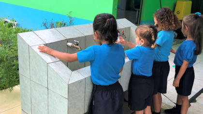 Se calcula que el 13% de las escuelas de Costa Rica disponen solo de agua no potable, o ni siquiera tienen acceso a este recurso. Además, casi el 20% de los centros educativos ofrecen únicamente un acceso limitado a los servicios de higiene básicos. ©UNOPS/Alejandro González