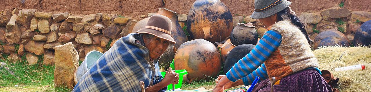 Mujeres indígenas trabajando en telares al aire libre